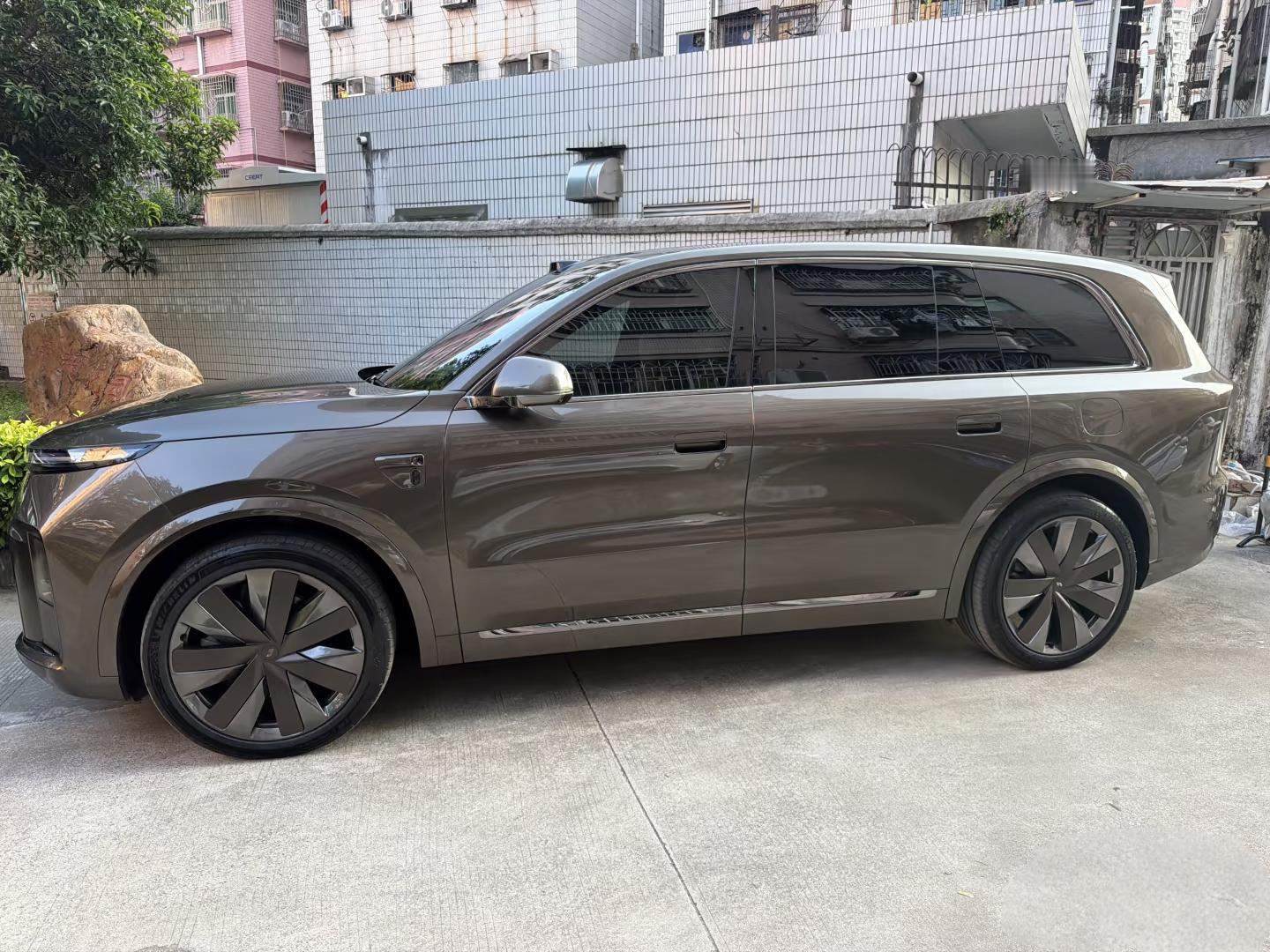 理想L6的空间适合家庭使用，前后排腿部空间宽裕，成年人不挤。后备箱常规容积够用，放婴儿车、行李箱毫无压力，车内还有不少储物格。全家出行乘坐体验好，装载能力满足周末出游需求。【来自懂车帝车友圈】
