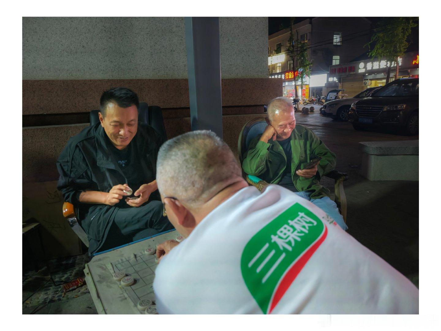 #摄影世界[超话]# 夜色铺开，小城自有它松弛的人间。#黄文说##随手拍##摄影世界投稿##摄影##手机摄影##微博影像年##人间纪事##街头摄影##vivo摄影# ​