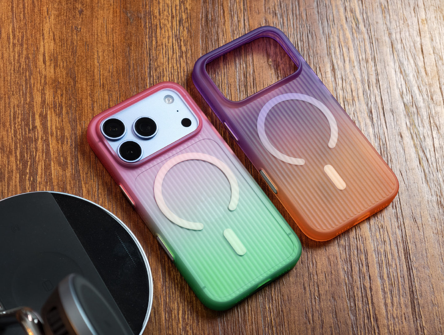 给iPhone 18 Pro系列做的新壳——光栅CC。这两配色是芭乐水和暮光紫，搭配冰川蓝iPhone 18 Pro挺好看的，光栅壳的优点是纹理手感+防滑，磁吸力也挺不错的，我打算先用一下芭乐水[期待] ​