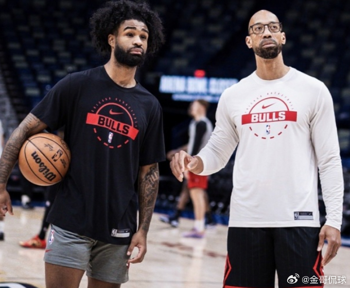 据HoopsHype记者Michael Scotto报道，联盟消息人士透露，黄蜂将聘请约翰·布莱恩特担任球队助理教练。

布莱恩特此前曾在公牛担任助理教练，是比利·多诺万教练组的一员，和科比·怀特（现黄蜂后卫）共事过。在加盟公牛之前，布莱恩特还曾在76人担任助教，当时球队主教练为布雷特·布朗。

如今，布莱恩特 ​