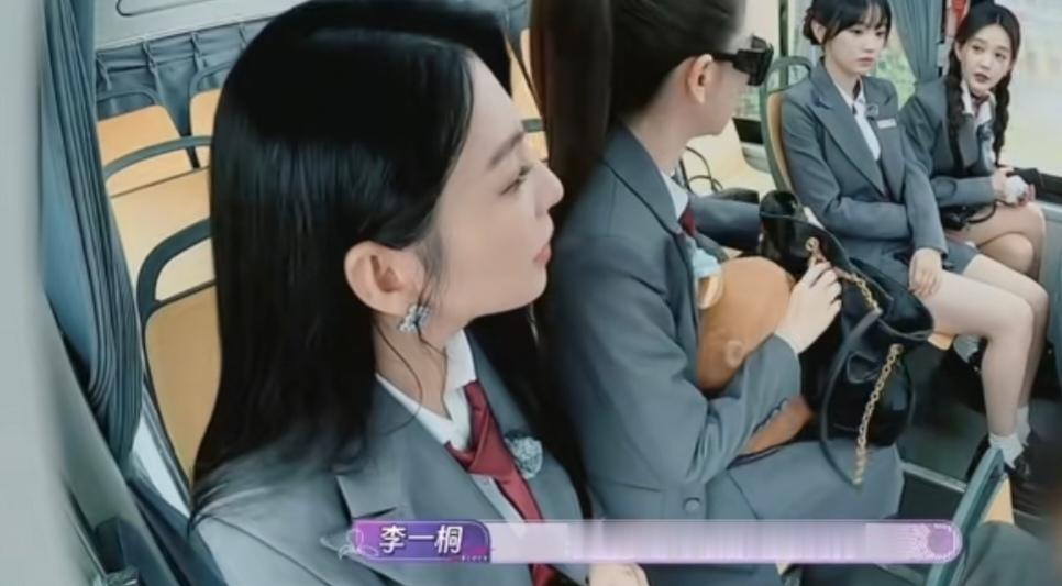 《女子推理社》这段讨论太真实了！
节目里同事生理期肚子疼，戚薇见状打算拿巧克力帮她缓解不适。
 
戚薇：我包里有巧克力，你要不要？
李雪琴：巧克力行呀。
张雨绮也附和说：巧克力可以。
李一桐连忙制止：不行，来例假的时候别吃巧克力。
 
戚薇一脸不可置信：啊？我生理期都吃巧克力。
田曦薇一句话缓和这场