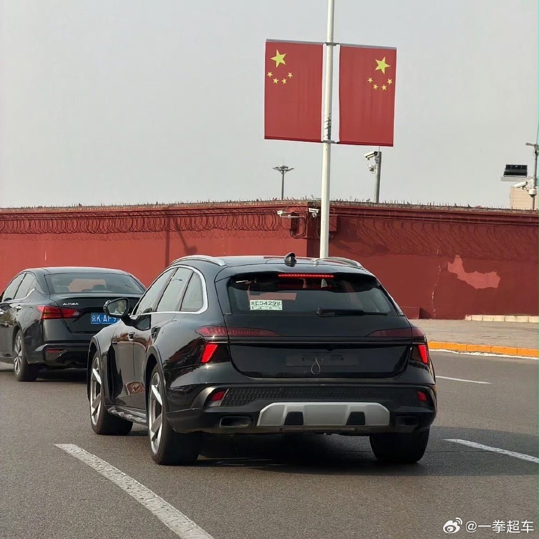 网上看到别人发的新款a6旅行版，看得我口水流了两斤。这恰到好处的宽体也太好看了，以后又有买油车的理由了[捂嘴哭][捂嘴哭][捂嘴哭]。 ​