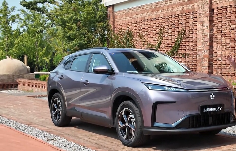 东风风神 L8Y 试驾：家用纯电 SUV 的均衡之选
从外观到动态，L8Y 给人的感觉是均衡，不刻意讨好眼球，也不在核心体验上省事。前脸的贯穿灯带配可点亮的双飞燕车标，辨识度在线，车尾溜背设计让线条更利落，整体是耐看的新能源风格。内饰采用环抱式座舱，用料偏软，双 C 位座椅主副驾功能对等，通风加热按