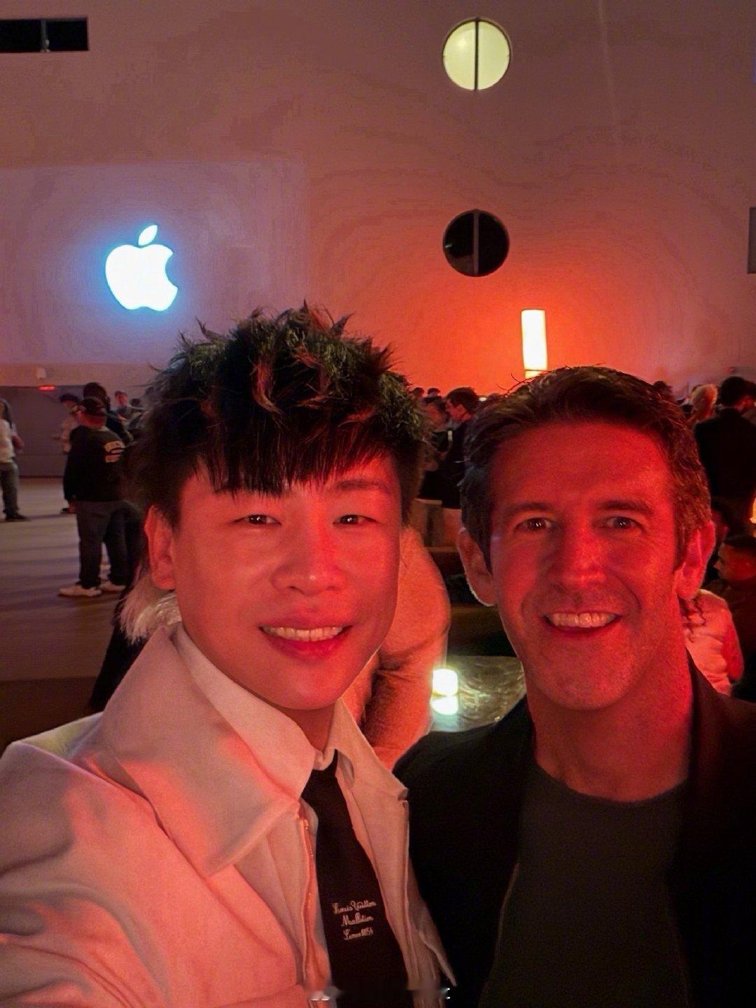 #胡彦斌晒和苹果CEO合照# 跨界联动看点满满，不只是音乐人，胡彦斌一直在科技AI领域不断探索，自研彦火APP尝试全新模式#胡彦斌集邮苹果CEO##新浪娱乐[超话]# ​