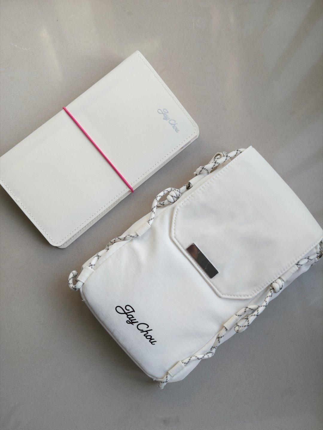 vivo X500系列的周杰伦限定礼盒，真好看啊，帽子是耳机戴，还有收纳包以及旅行的文件夹，手机壳的小挂件也很精致，“从前从前，有个人爱你很久”晴天的歌词也在[good][good] ​