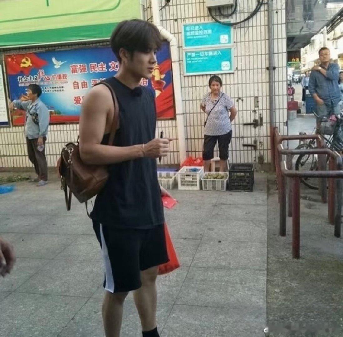 我吃过饭再去剧本杀那边凑人头~你不能吃辣的话我自己吃，你去公园里弄点#火锅底料玫瑰花# 🥀带过来吧.  ​