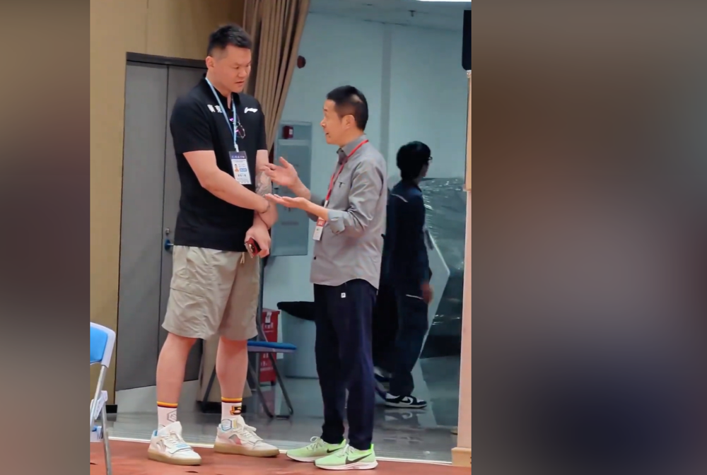 广东队总经理空缺一个月，竟然没一个大牌敢接！眼看CBA新赛季注册大门就要关上，投资人陈海涛急得团团转，这烫手山芋谁来扛？
圈内都在传，朱芳雨可能要被请回来救火。你别看他8月24日刚辞职，转身就成了荣誉顾问，说白了就是退居二线陪家人。结果这一个月，公开招聘连个响儿都没有。
现在看，朱芳雨怕是又要被