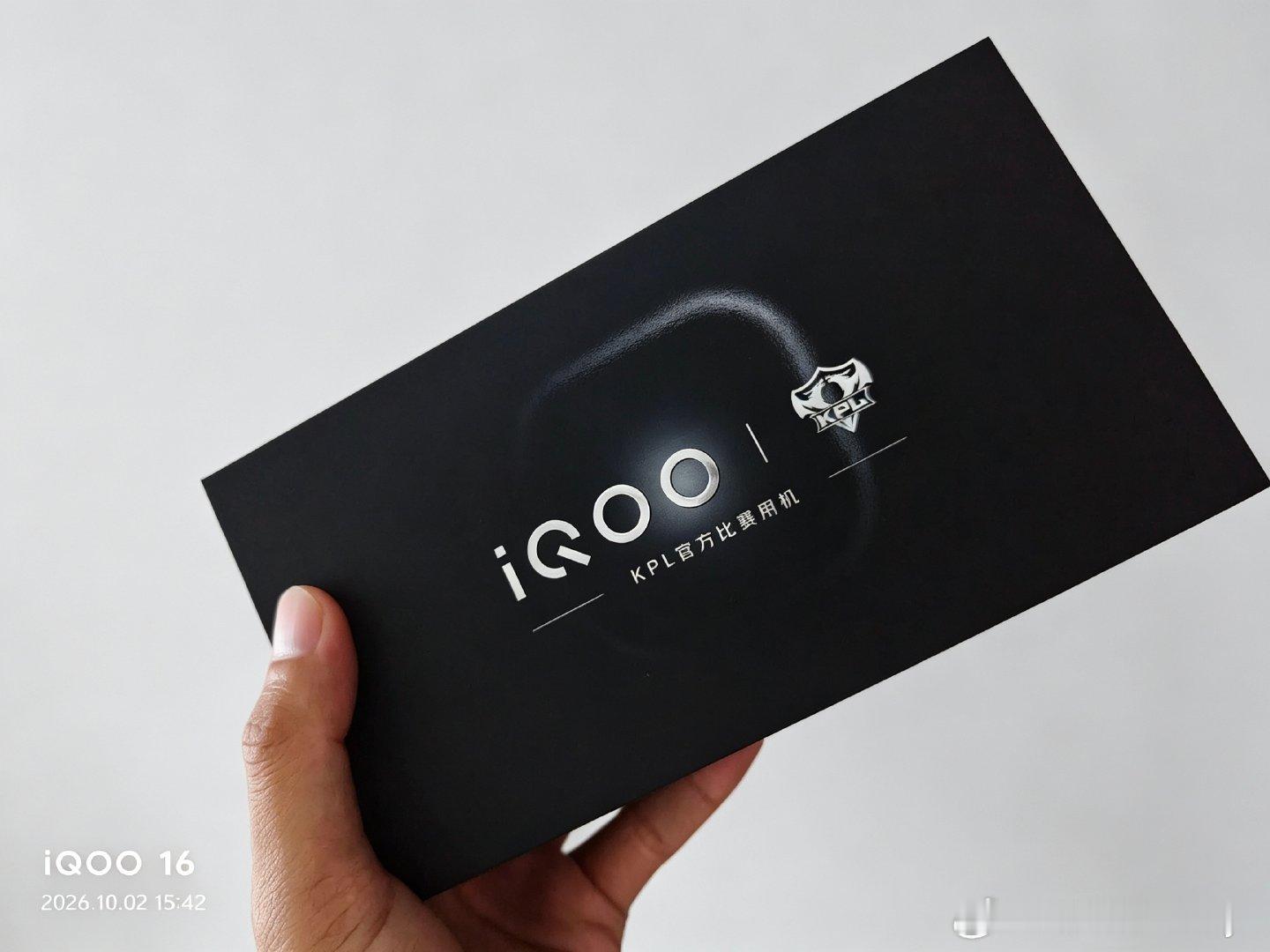 #iqoo[超话]##iQOO16#iQOO 16手感确实很好，来一组图赏，大家看看怎样 ​