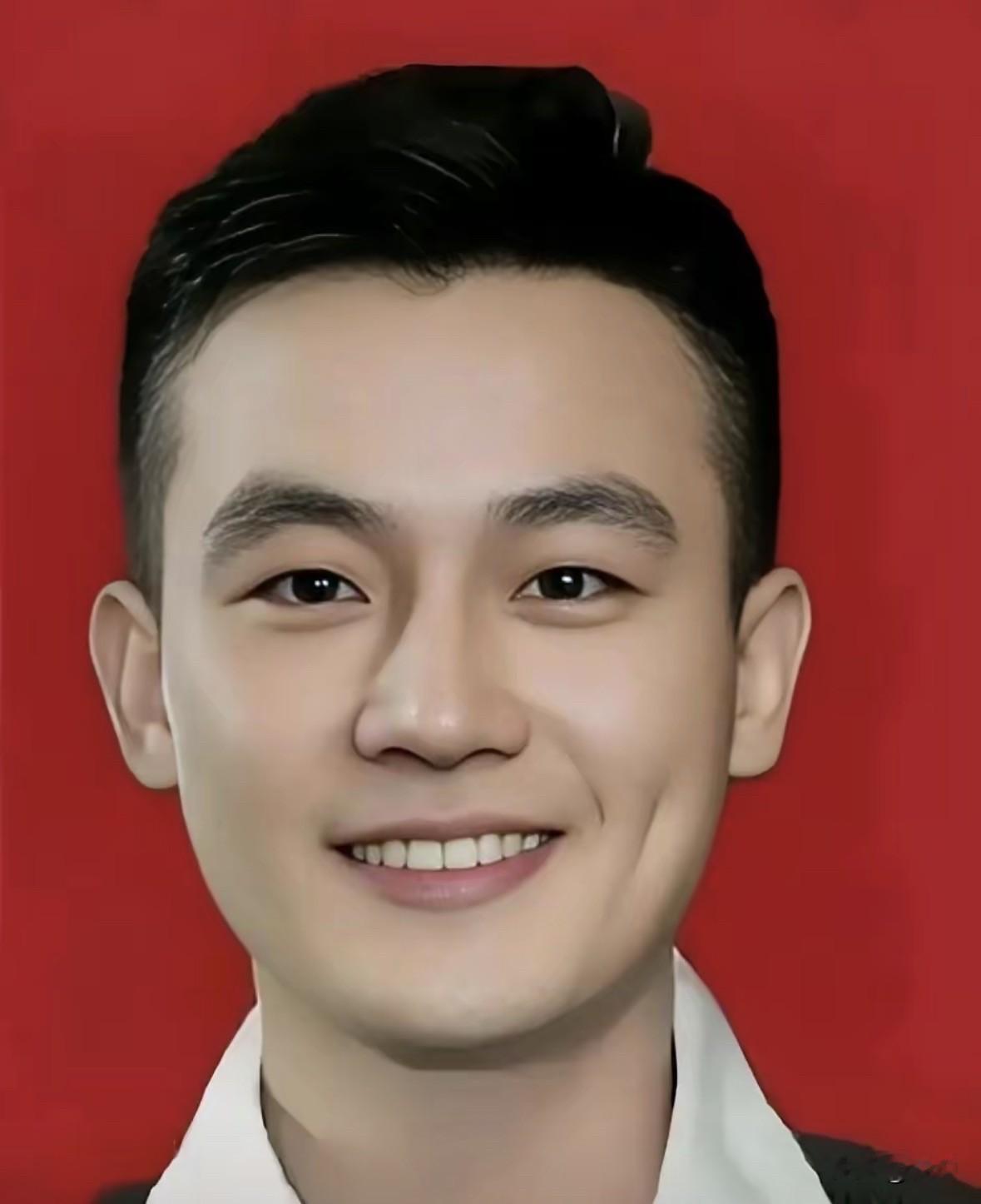 欧豪的逆袭，狠狠打了“读书无用论”的脸！

特意去扒了他的履历，结果真让人意外——初中毕业，他没走普高路线，而是考进广州市艺术学校专攻音乐。家境普通，他就半工半读，别人玩乐的时间，他都在挣学费、练本事。

没有显赫背景，没有高中文凭，他却靠一股“珍惜机会”的狠劲，从艺校生一路拼到聚光灯下。欧豪用亲身