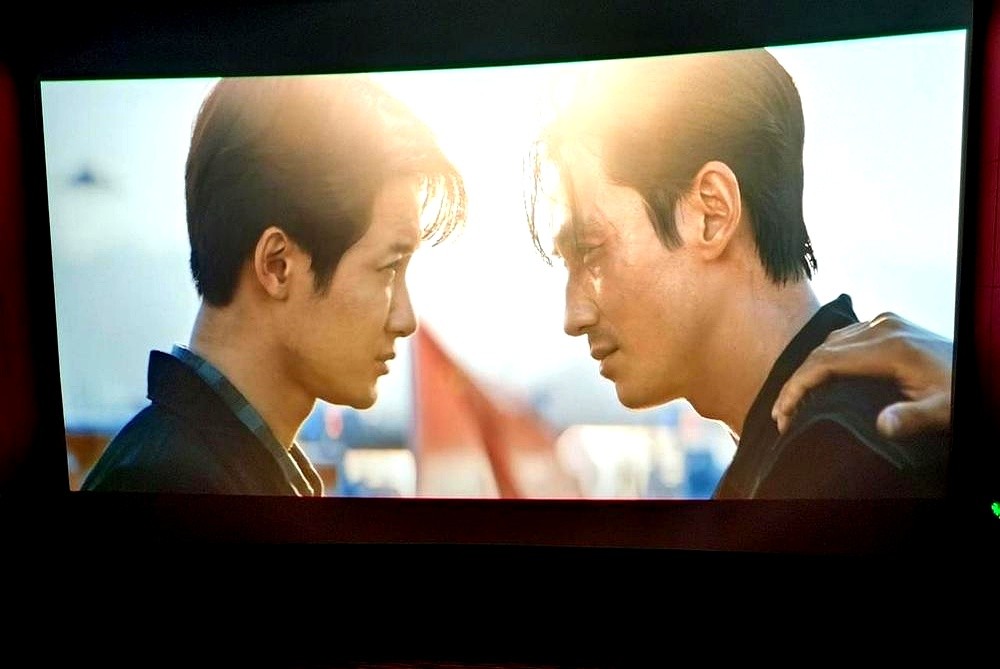 160分钟的电影，拿下了4.07亿票房，豆瓣评分定格在7.2分。

2026年8月上映的这部《空枪》，讲的是90年代的事。朱一龙演个从内地去香港的悍匪万梓强，搭档空姐作案，还跟富商斗法。

抓他的是檀健次演的内地刑警亓宏刚。檀健次这次全程说粤语，演得很克制。朱一龙的角色比较疯狂。两个人一放一收，正邪