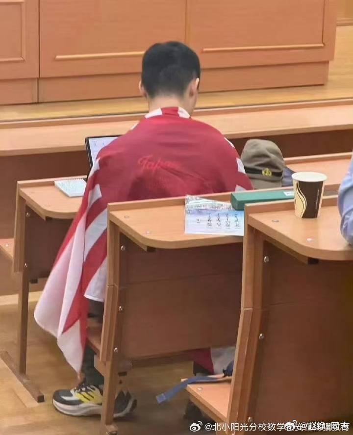 #中国留学生就身披旭日旗道歉#，现在年轻人太文明了，遇到民族败类竟然没有拖进厕所打一顿。

身披旭日旗，在俄罗斯招摇过市。大使馆应与俄罗斯学校沟通，予以开除学籍与遣返，回国后应追究寻衅滋事的刑事责任。

陈宇昕，这种败类在中国应当没有立锥之地。 ​