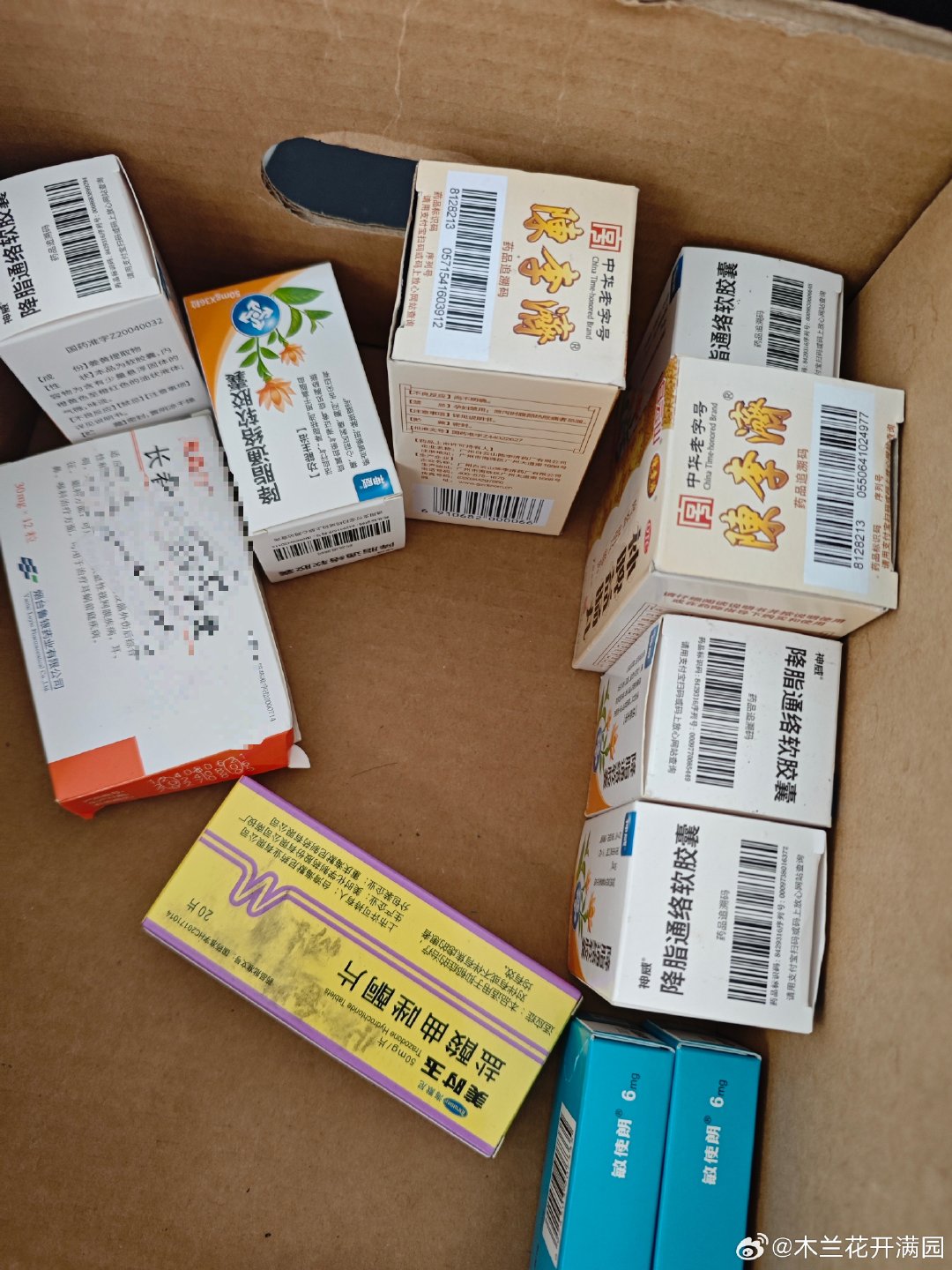 清理老父亲的药，兜是兜的甩。好多都是没有作用的。[微风][咖啡]
​老友评价说：进医保体系的，许许多多是“无用”药，如果剔除，够不少百姓免费医疗了。 ​