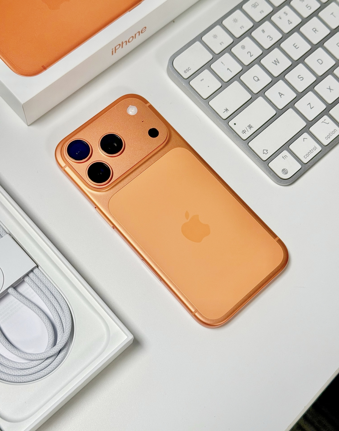 用了几年iPhone，除了耳机，其它配件我都没几乎买，作为裸奔党，我觉得有一些配件纯属交智商税。

充电器和数据线，我坚持买贵的。原装或MFi认证的第三方，贵是贵了点，但充电稳定、不发烫，对电池寿命友好。那些十几块的杂牌，用几个月就接触不良，还可能伤手机，得不偿失。

手机壳和钢化膜，我从来 ​