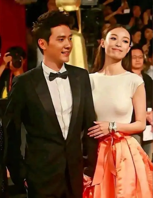 2012 年，24 岁的倪妮与34岁的冯绍峰坠入爱河，两人同居 3 年，倪妮费尽心思讨好冯绍峰的母亲，可老太太很精明，一句话就把两人拆散了。
 

2012年，24岁的倪妮爱上了34岁的冯绍峰。
 
那一年倪妮刚凭《金陵十三钗》里的玉墨一炮而红，冯绍峰则在横店拍《兰陵王》，34岁，上海纺织世家出身，