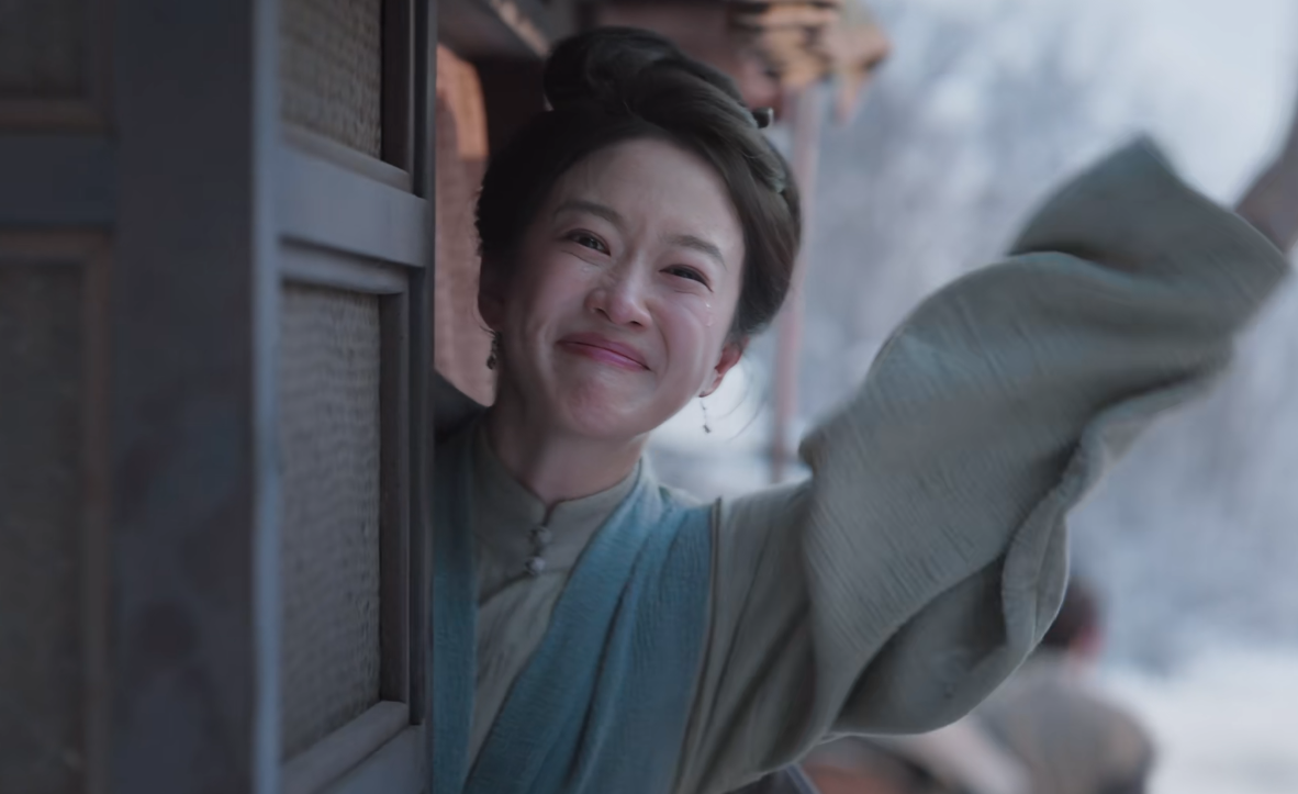 《兰香如故》蕺儿笑着哭别兰香！兰香临别赠金，才懂“穷家富路”是最高级的体面

兰香用“季寡妇”的故事点醒赵星棠，又用一杆捶丸把球干脆利落打进球窝，才从赵星棠手里拿回蕺儿和小蒲的身契。
蕺儿飞扑到兰香怀里，喊：兰香！
兰香冲她笑：自由了，从今往后，你用自己赚的钱自己花，你的银子你想给谁就给谁，谁也抢不