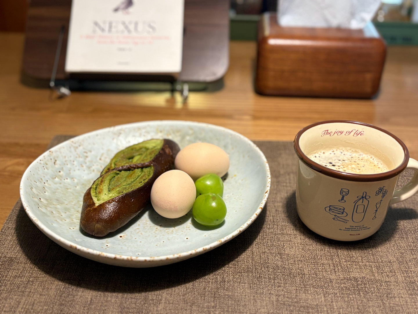 回家，继续吃一个抹茶碱水包+2个鸡蛋
一杯黑咖
苹果不够，再买7斤。 ​