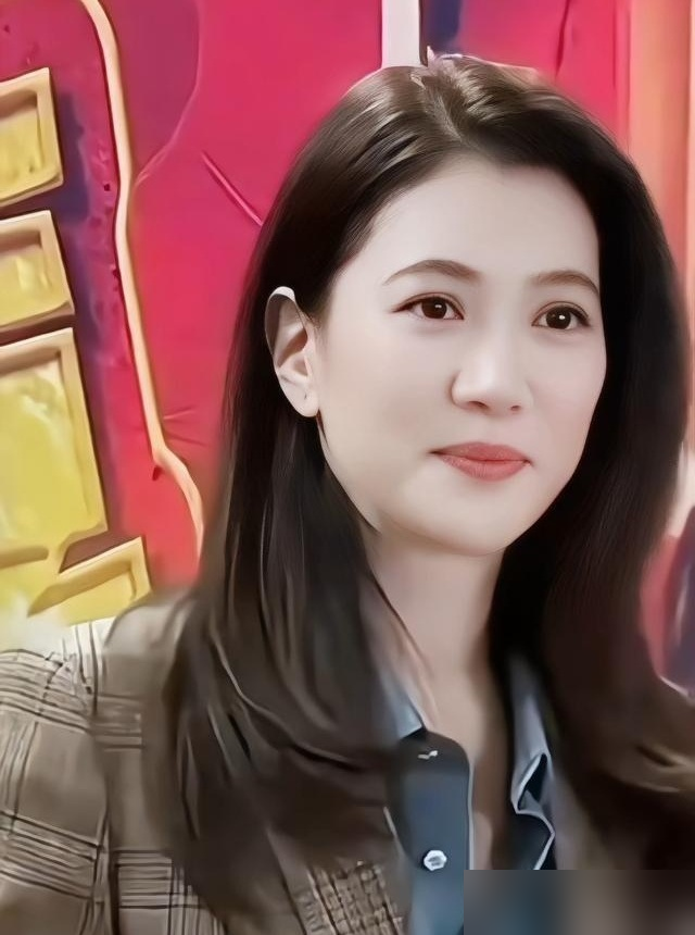 王晶说袁咏仪当年运气好到离谱，这话真不是酸。
《新不了情》里，刘青云、秦沛、刘嘉玲、冯宝宝、吴家丽、张艾嘉，六个影帝影后围着袁咏仪转。
她那时候才出道三年，尔冬升就这么大胆子，把这群人全拉来给她当绿叶。
结果呢，片子拿了六个金像奖，她直接把影后抱回家了。
再看看现在，别说六个影帝影后作配，找