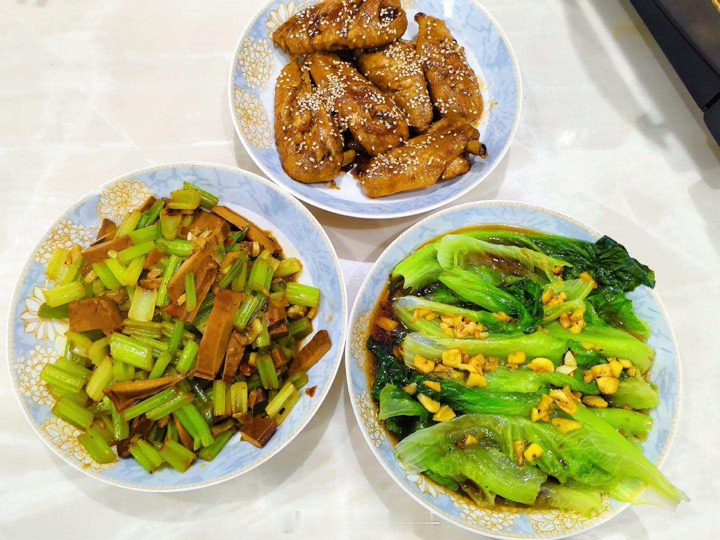 休息日 
给娃预制辅食
顺便做点自己爱吃的菜 ​