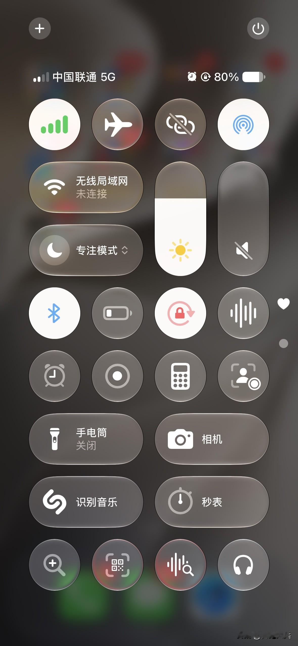 iOS27 系统很好用、但这个Bug 好恶心！

双指下滑控制中心，直接手机卡死，只用呼唤Siri 重启设备！

大家有遇到这个Bug 吗，太难受了，除了这个，iOS27 系统整体还不错，很流畅！


虽然今天苹果推出了iOS27.2 Beta 测试版，升级之后，这个Bug 仍然存在[捂脸][捂脸]