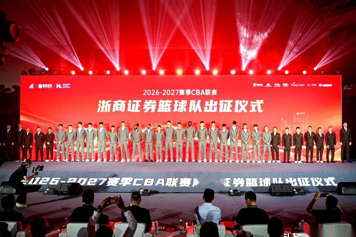 刚办完的新赛季出征仪式上，浙江男篮亮出的这份大名单，直接把两种极端的阵仗摆在了台面上。
一边是球迷闭着眼睛都能背出来的老面孔：胡金秋、孙铭徽、朱俊龙，三根顶梁柱依旧稳稳扎在最前头。
可往替补席上看，队伍里居然齐刷刷挤进了整整十二个“零二后”的小将。
一边是身经百战的绝对核心，一边是联盟里最扎眼的一大