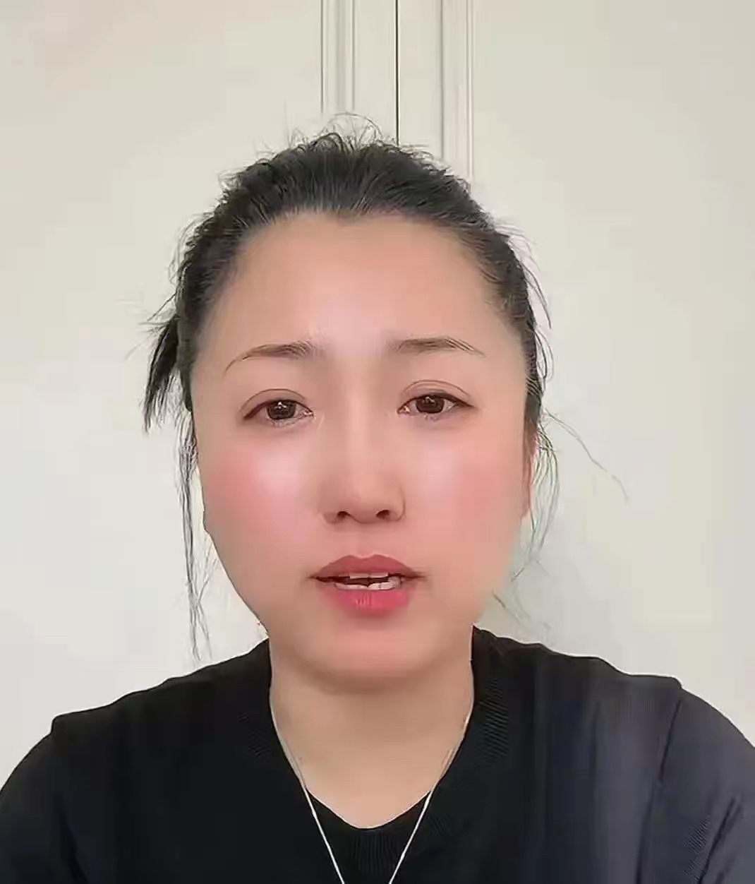 双姨在赵家干了二十年。球球一岁时她带，球球当妈了，她还在带。婴儿房里，小皮尿了，她低头换尿布，动作熟。球球在直播间跟粉丝说话，扭头喊：双姨，吃水果。二十年前她这么照顾球球，二十年后又照顾球球的孩子。

赵本山在铁岭给她买了养老房，社保按高的交，工资照发。饭桌上赵本山问，铁岭那房子住没住。她说，等小皮