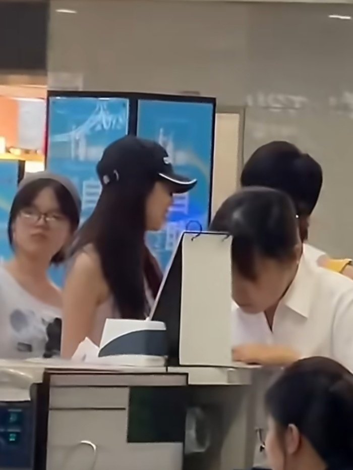 #杨和苏女朋友是他粉丝#说唱歌手新公开的圈外女友“7个天气”本人证实，自己是从小听杨和苏歌长大的铁杆粉丝，二人通过共同好友介绍相识并走到一起。 ​