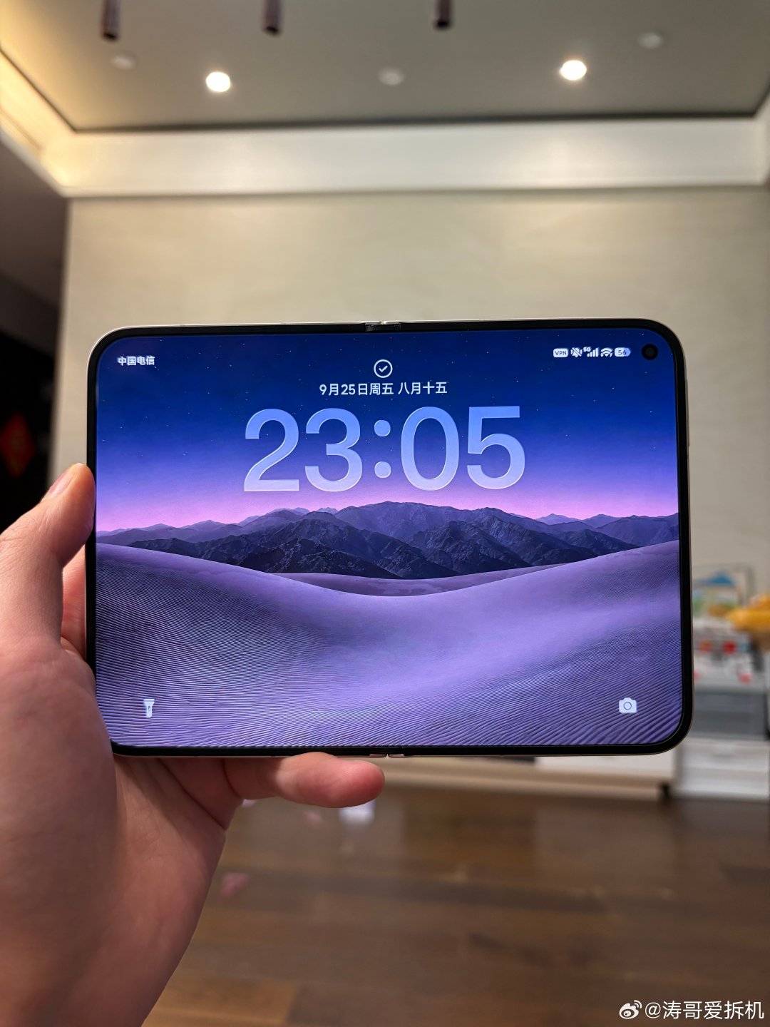 给我的小米18Fold换了个iPhoneDuo的壁纸，除了钛合金中框，真的没有区别 ​