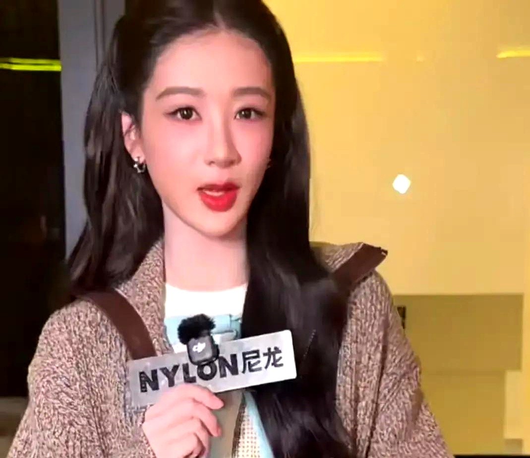 杨紫这次的妆，真的给化妆师王亚飞磕一个。

网友的比喻绝了：巧妇遇到了五常大米。

镜头怼到脸上，皮肤透亮得像剥了壳的鸡蛋，一点瑕疵都找不到。这底子，不服不行。

再看身上穿的，乍一看还以为是出门倒垃圾的居家服，厚实又随意。结果一扒，全是品牌当季新款。

有人觉得太家常，但更多人觉得看着舒服。这几年