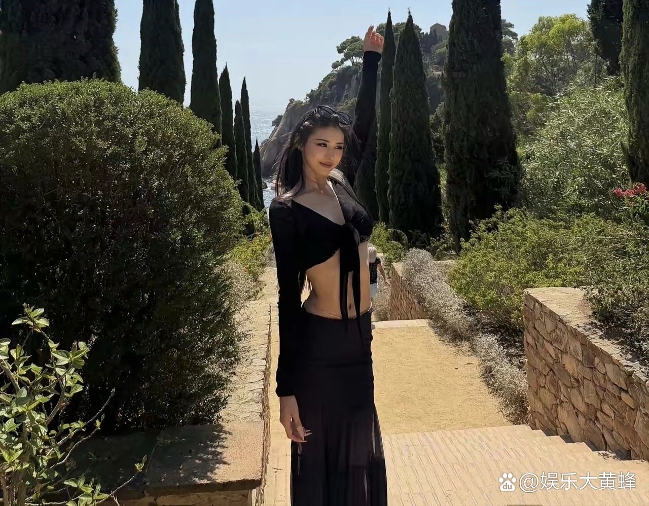汪峰女儿小苹果晒度假照，装扮时髦美出新高度！
汪峰女儿小苹果在社交平台分享一组度假照，一身黑色系穿搭，造型特别时尚，身材高挑，满脸自信的笑容，气质独特，好有明星范，真是美出了新高度，越来越像妈妈葛荟婕了。 ​
