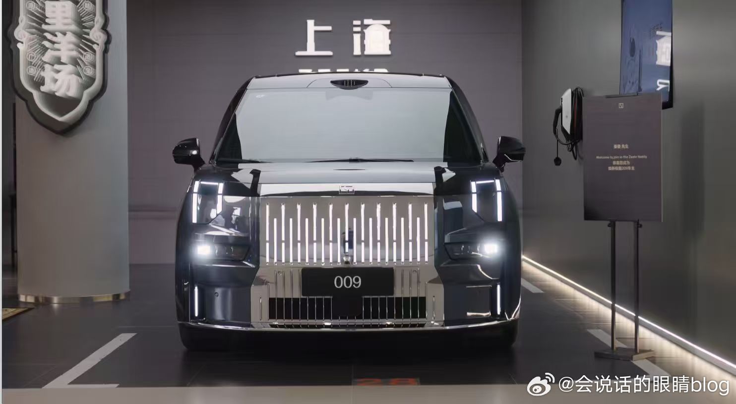 刚刷到秦奋现身上海极氪门店提车极氪009，在上海提车，现场细致体验车辆...