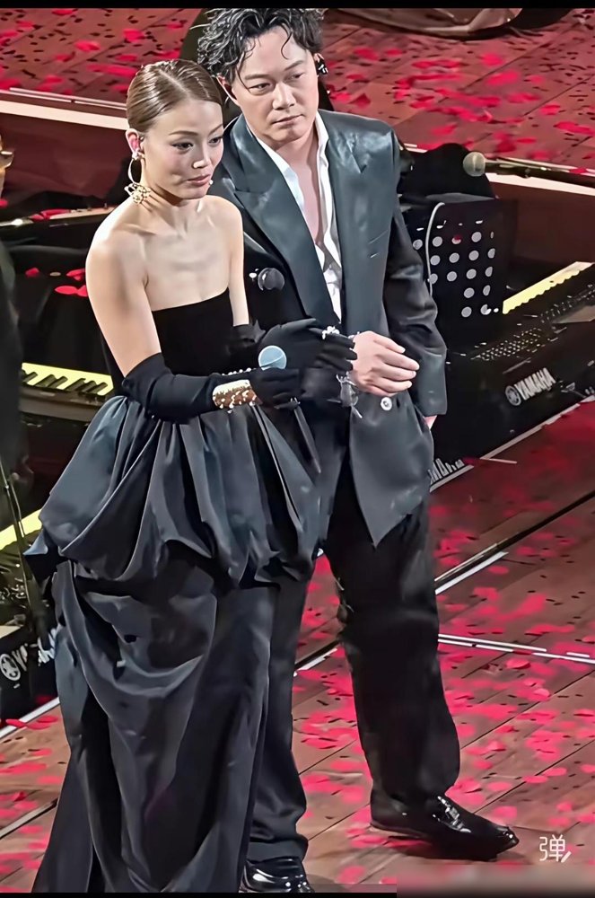 容祖儿瘦到撑不起一条低胸裙，被全网追着骂没曲线。
骂得挺难听，说她该学学扬长避短，别硬穿。
可你翻翻她最近在干嘛——10月5号刚官宣，2027年1月启德开唱，三面台，请的是给《Pretty Crazy》做视觉的Es Devlin。
新专辑跟着上，新歌《等等等等》合唱版马上发。
9月底还在《湾