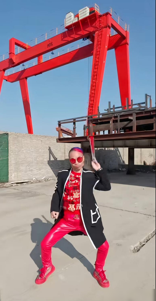 葛兵兵，中集集团电焊工，江苏南通人，外号“焊武帝”，一身粉色穿搭，站在龙门吊跟前，跳起了他标志性的魔性舞蹈。

人一旦尝过流量的甜，就容易把掌声当成饭碗。可热度有周期，网红风口过去后，真正能让生活稳下来的，还是一门手艺、一份踏实的收入。

原文称，他如今仍在尝试靠舞蹈和商演找回关注。其实，转型并不可