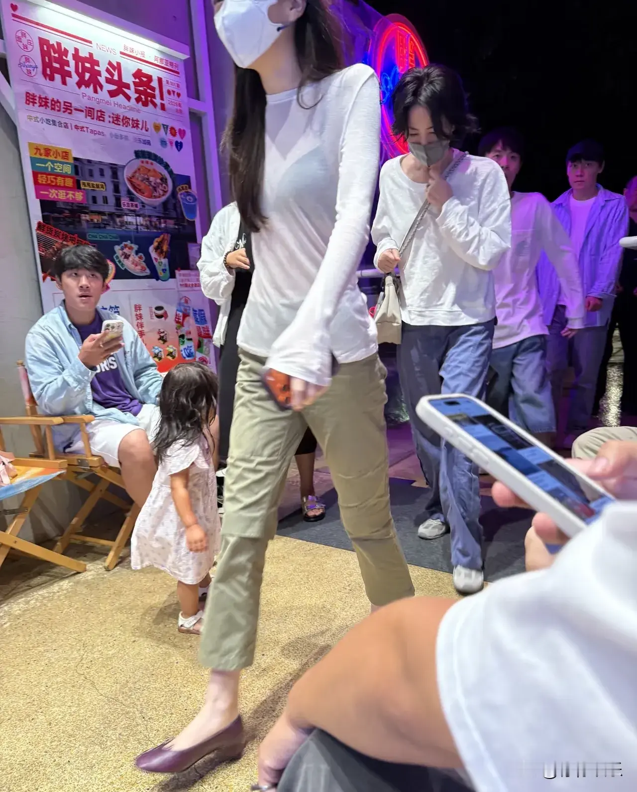 57岁王菲和女儿李嫣现身河北一间餐馆吃面，母女俩都戴着口罩，身穿白色上衣，身材都好瘦，气质非常好。李嫣那件白色透视上衣配深色长裙，腰线收得极细，目测身高超过一米七，冷清气质几乎复刻了年轻时的王菲。
原来这趟河北之行另有深意，当天是大女儿窦靖童的音乐节演出，王菲特意带李嫣来捧场。音乐节大屏切到观众席时
