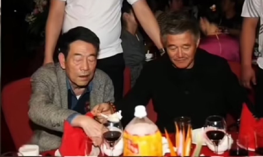 杨少华生前与赵本山在宴会上的一张留影，当时二人喝的是红酒，二人私交甚好。