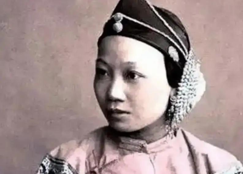 1902年的河南项城袁寨，一场葬礼正在尴尬中僵持，灵堂里停着刘老夫人的棺木，香烛已经换了三茬，却迟迟不能下葬。
 
袁世凯铁青着脸站在母亲灵前，即便他已经是新任直隶总督兼北洋大臣，但他突然发现自己管得了北洋新军，却管不了老家祠堂里那本泛黄的族谱。
 
“我袁慰亭官居一品，竟护不住生母的坟头？”这句话