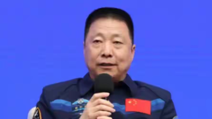 2026年10月，杨利伟在国际宇航大会透露，我国计划建设月球科研站并寻求国际合作。地月相隔38万公里，建站首要难点是搭建稳定地月货运线。我国正研发月壤原位制造构件技术，同时还要攻克月面辐射、温差等难题。2035年将建成科研站基本型，并非月球城市，由机器人先行建设，航天员短期驻留，多项航天项目正在逐项