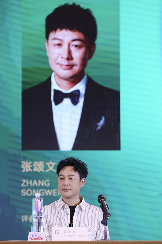 根本不是靠营销人设堆出来的热度。
《狂飙》里他把高启强从卖鱼小贩到黑道大佬的层次感演得入木三分，大伙只瞧见他爆火，没看见他熬了二十多年。早年他干过导游跑遍社会各个角落，三十岁才考进表演学院，毕业后一天跑几十个剧组全被拒，没稳定收入的日子里，天天蹲街边