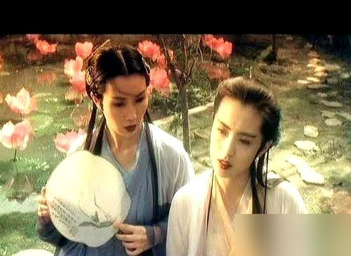 你敢信？拿遍国际奖的张曼玉，居然压不住林青霞的风头？
92年《新龙门客栈》同框，张曼玉把金镶玉演活了，泼辣里藏着脆弱，连挑眉都带戏。
可林青霞就往那儿一站，雌雄难辨的英气一出来，全场焦点自动偏过去。
连林青霞自己都夸张曼玉演技好，能瞬间掉出大颗珍珠似的眼泪，可影评人都说，这是两种顶级天赋的碰撞