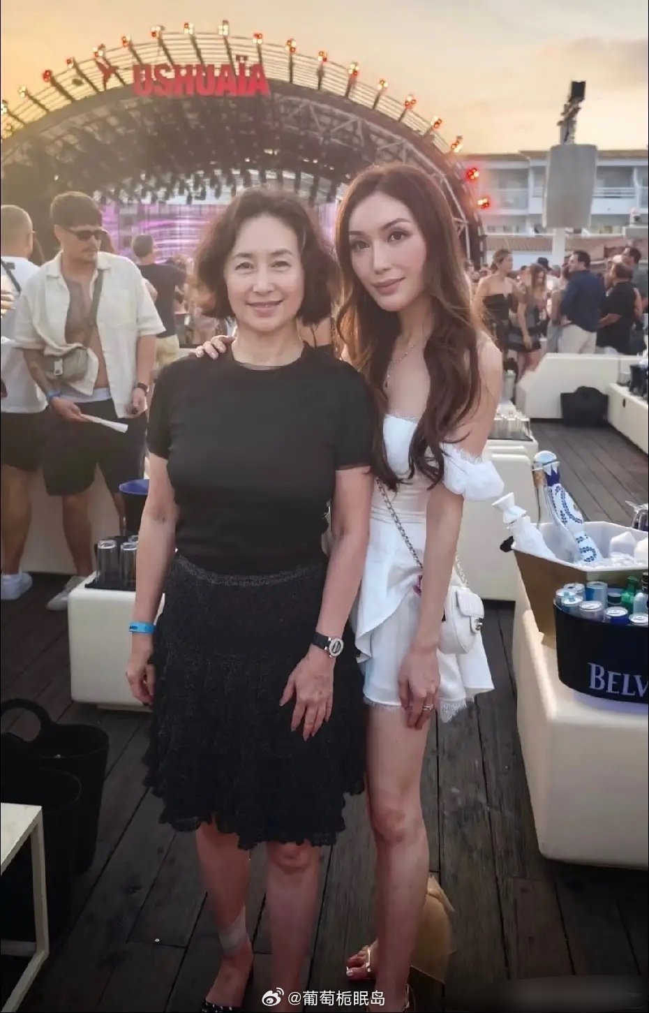 何超琼和外甥女何锶珩，一起去西班牙电音节玩！她真的好漂亮，一点都看不出，她今年都64岁了 ​