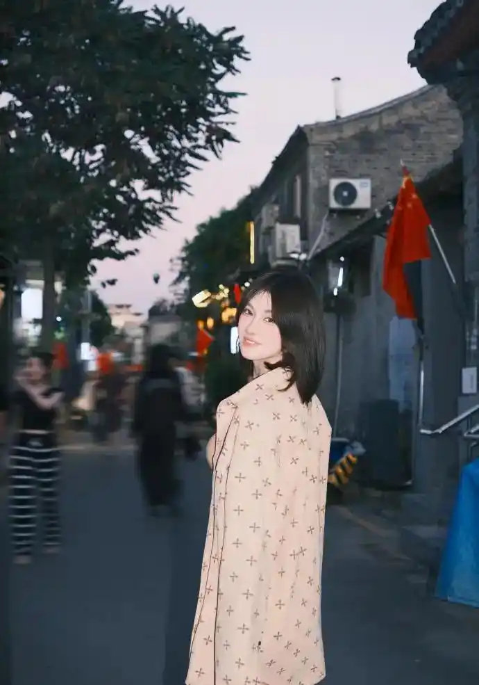 吴艳妮晒吊带自拍，身材好好啊。 ​