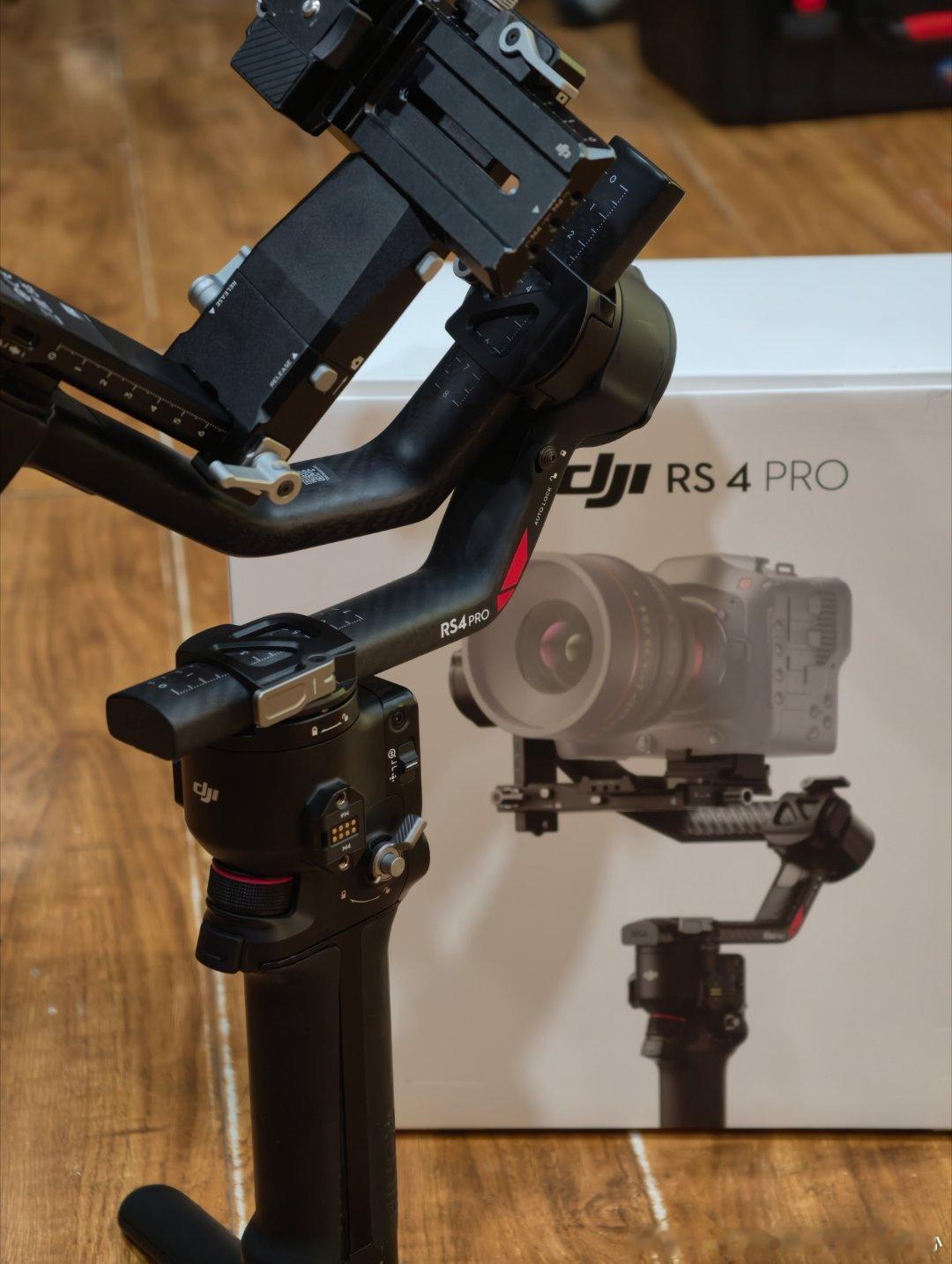 🔥大疆RS4 Pro 多台现货出租｜专业拍摄必备稳定器
载重超强！大机身、大镜头随便装，拍摄全程超稳
一键锁轴开机，操作简单不繁琐
横竖拍快速切换，适配短视频、婚礼快剪
自带提壶手柄，长时间拍摄不累手

适配：婚礼跟拍、订婚纪实、活动晚会、探店旅拍、宣传片、演唱会拍摄
好日子、节假日拍摄提前 ​