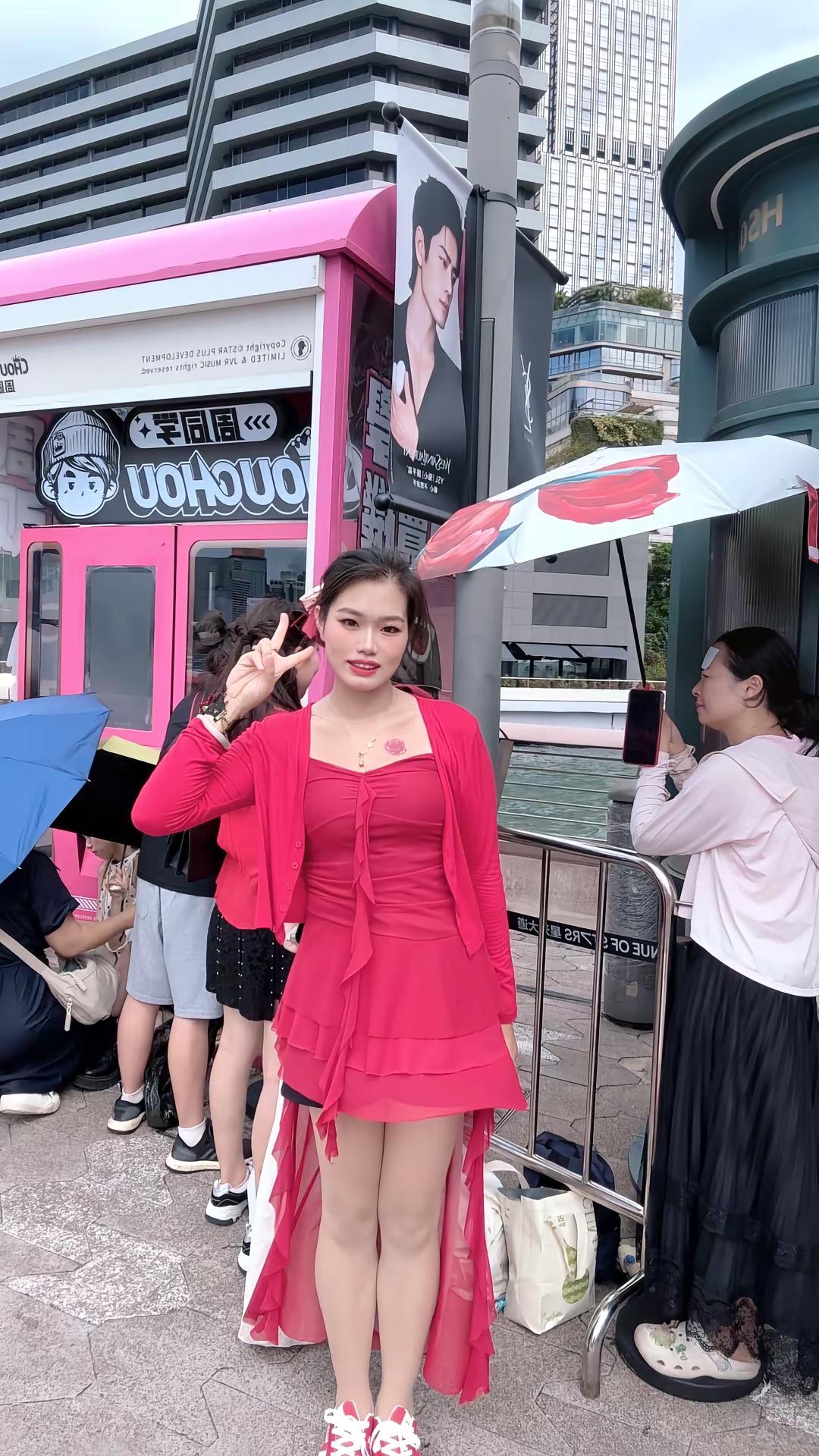 肖战先生，袁小姐今天心情不佳，好难过😔明星 香港🇭🇰街拍