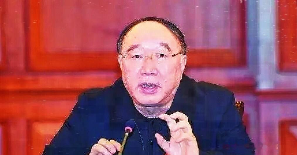 黄仁勋当年直面那阵关于家人的闲话，没绕弯子，直接把话挑明，之后便把妻儿稳稳收进了镜头之外。你看2026年10月华盛顿那场授奖，他胸佩奖章、一身西装，身旁只稳稳站着88岁的父亲和86岁的母亲，妻子Lori几乎从不上镜，儿女也只在展会偶露一面，平时连社交账号都不开。好多人从前觉得这是把自己活得太紧绷，可
