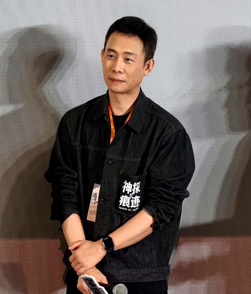 五年六部戏全是公检法，张译算是掉进“条子宇宙”出不来了。

《重生》的秦驰、《狂飙》的安欣、《他是谁》的卫国平、《三大队》的程兵，再到《以法之名》的洪亮。清一色的受苦好人，网友调侃他成了“体制内专业户”。中年实力派太容易被资本的安全牌锁死在同质化的坑里。

但细看完全不同。秦驰失忆后的疏离，卫国平心