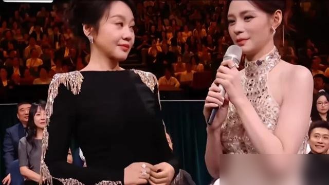 55岁的闫妮在颁奖礼上拆错信封，以为自己拿奖了，当场提前庆祝。结果奖是宋佳的，她哈哈一笑，转身把人抱住。
旁边人都替她捏把汗，她跟没事人一样。这不是她第一次“掉线”了。去年跟魏大勋合唱出了圈，今年自己提起来，就仨字：有点出丑。
新片《活色生香》刚上，她演个中老年相亲的角色，40岁以上观众占了一半