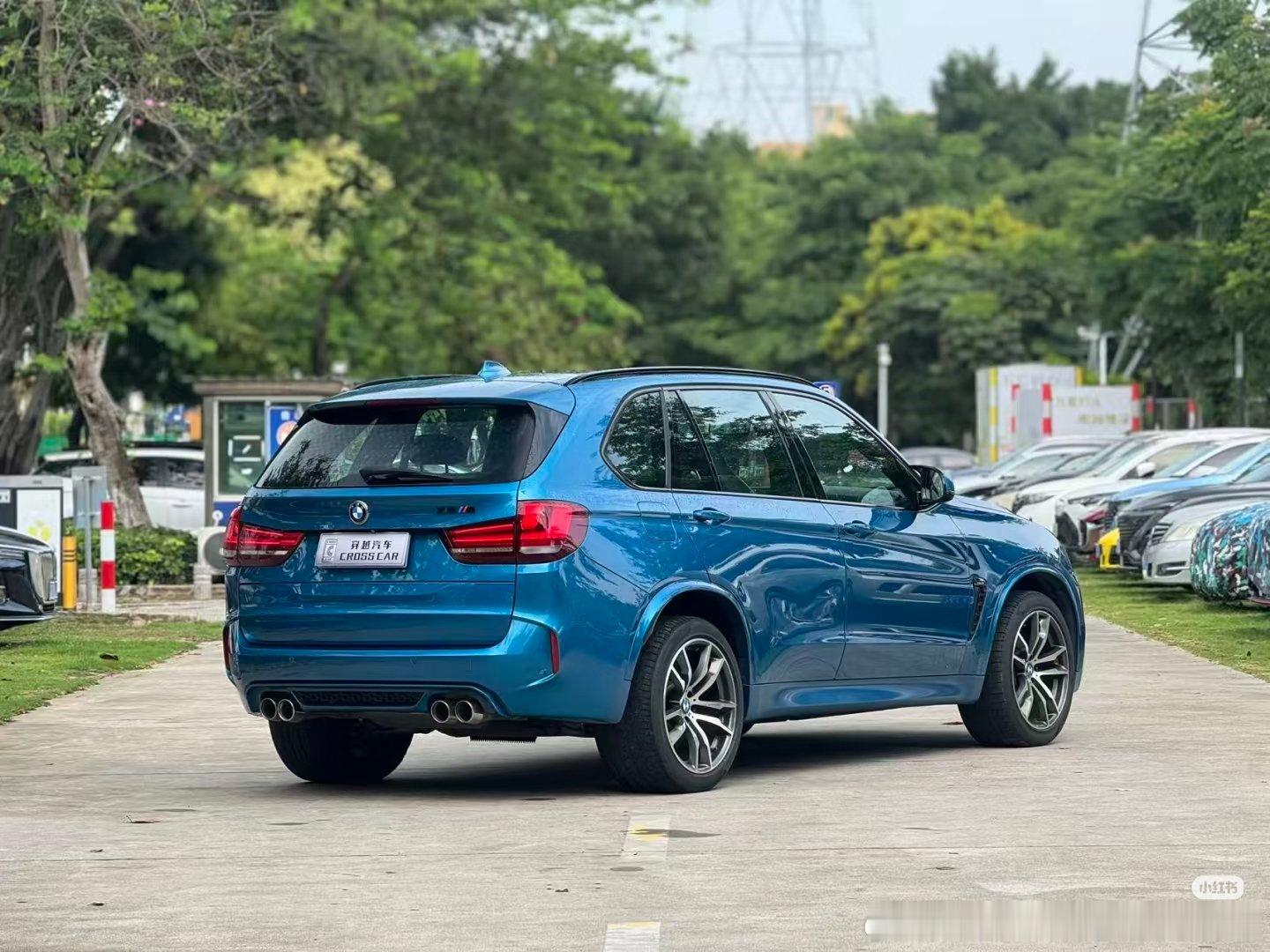 这辆开过的宝马X5，安全行驶13万公里，极品车况很优秀，发动机变速箱依旧巅峰，手感一般，搭载4.4T V8双涡轮增压发动机，最大575HP，kickdown反应很快，排气声浪非常动听，仿佛就像Freedom的感觉，基本上都是在公路上纵情驰骋 ​