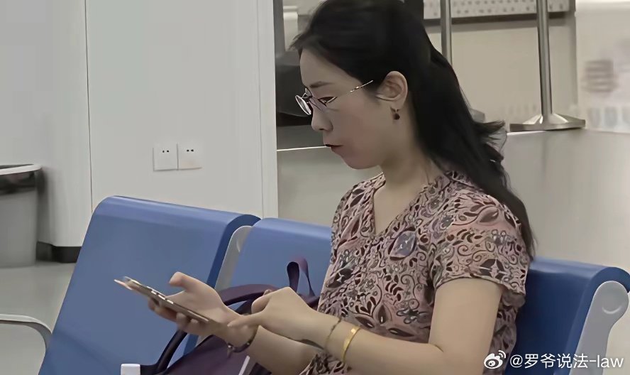 #罗爷说法##罗爷睿评##v光计划# 婚外胚胎，法律管不住，道德压不垮，这才是最刺眼的漏洞！出轨代价太低，婚姻形同虚设！别总拿“私德”糊弄，该立规矩了！增设《破坏婚姻家庭罪》，不是多管闲事，是给底线兜底！法不护家，家何以安？#罗爷说法普法栏目新闻爆料[超话]# ​