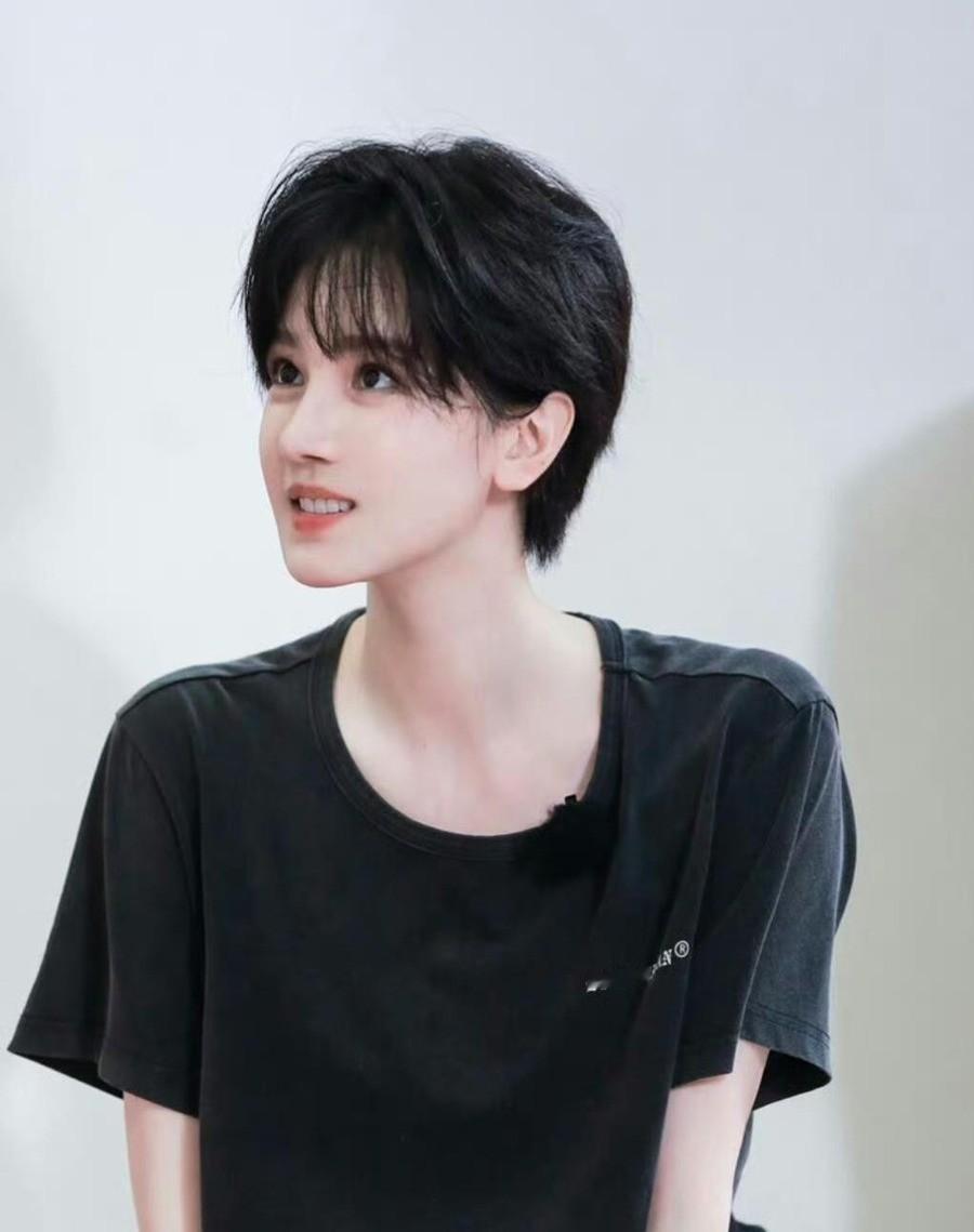 陈小纭做了10次整骨手术，边做边哭，37岁站在上海时装周上，生图被人认成了姚安娜。
这不是玩笑。2026年10月11日，她现身上海时装周，无滤镜生图流出来后，评论区最高赞的几条都在说认不出她了。有人说像姚安娜，有人说完全变了个人。第三方数据显示，她的视频平台粉丝496.7万，近30天掉了2.4万。