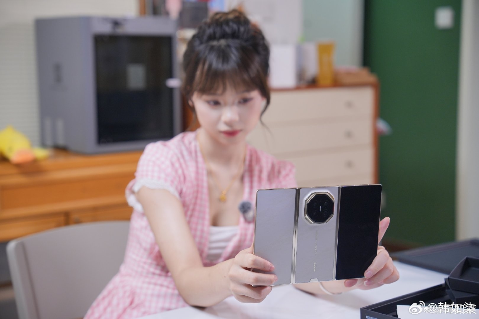 #华为MateXT2##华为展翼三折叠# 
柒柒第一时间拿到并且开箱啦！
我真的太喜欢了！跟我的宝藏妹妹淳溪一起开箱体验，视频在库库剪辑，先发一组图赏给大家看看吧！[给你小心心][给你小心心] ​