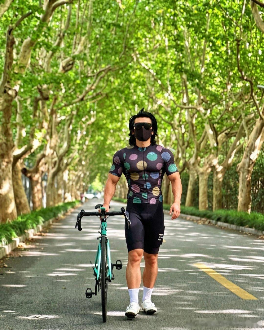 跟陈冠希撞衫这件事
我总是百思不得其解
撞发型也就算了
现在又撞衫
#陈冠希[超话]##陈冠希# ​